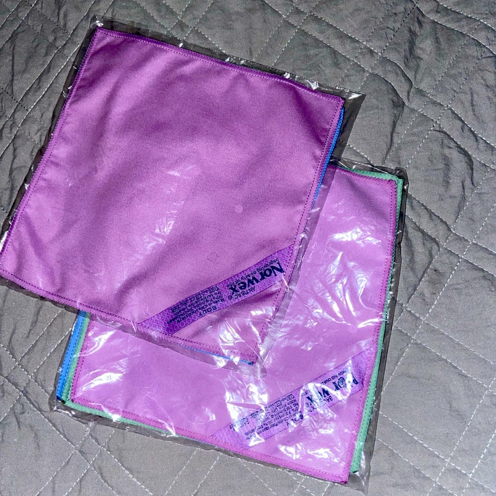 Norwex Facial Cleansing Cloths. There are 2 pkgs of 3 facial cleaning cloths.